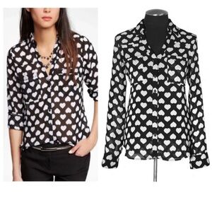🌟Host Pick 6/25 & 7/17🌟 NWOT Express black & white heart Portofino blouse top XS